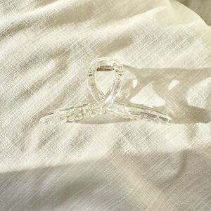 Iridescent cute twist hair claw